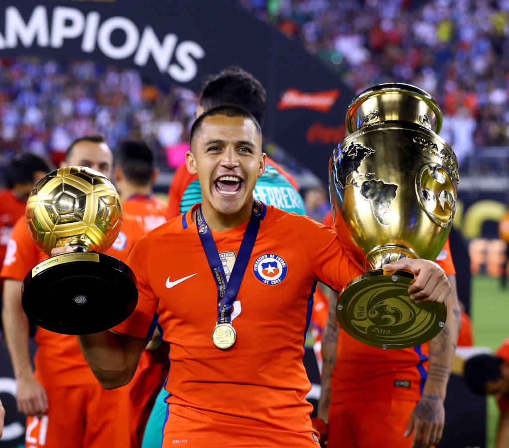 Alexis Sánchez levou o prêmio de melhor do torneio (Foto: Elsa/Getty Images/AFP)