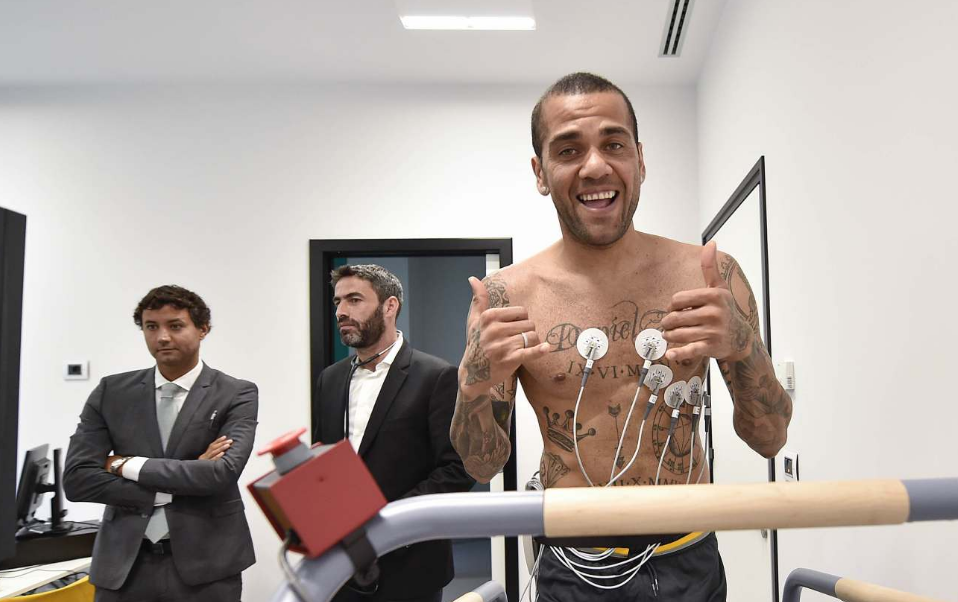 Dani Alves passou por exames médicos nesta manhã, nas dependências da Juventus, em Turim (Foto: Divulgação/Juventus)