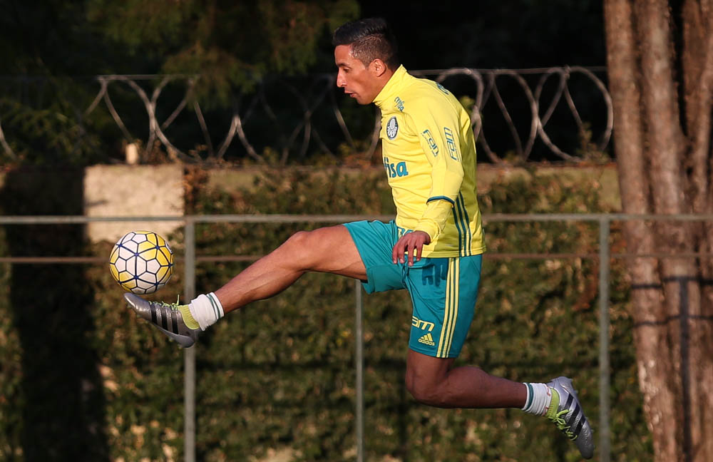 SÃO PAULO, SP - 28.06.2016: TREINO DO PALMEIRAS - O jogador Lucas Barrios, da SE Palmeiras, durante treinamento, na Academia de Futebol, no bairro da Barra Funda. (Foto: Cesar Greco / Fotoarena)
