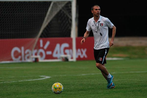 Milton Mendes deve mudar a equipe, buscando voltar a vencer na Série A (Foto: Antonio Melcop/Santa Cruz)