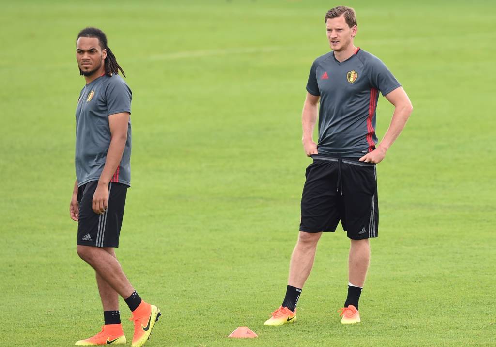 Lesionado, Jan Vertonghen (à direita) desfalcará a Bélgica nesta sexta, contra o País de Gales. Jason Denayer (à esquerda) deve ser a opção do técnico para substituí-lo (Foto: Nicolas Tucat/AFP)