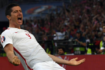 O atacante Lewandowski marcou o único gol dele nesta edição da Euro (Foto: ANNE-CHRISTINE POUJOULAT/AFP)