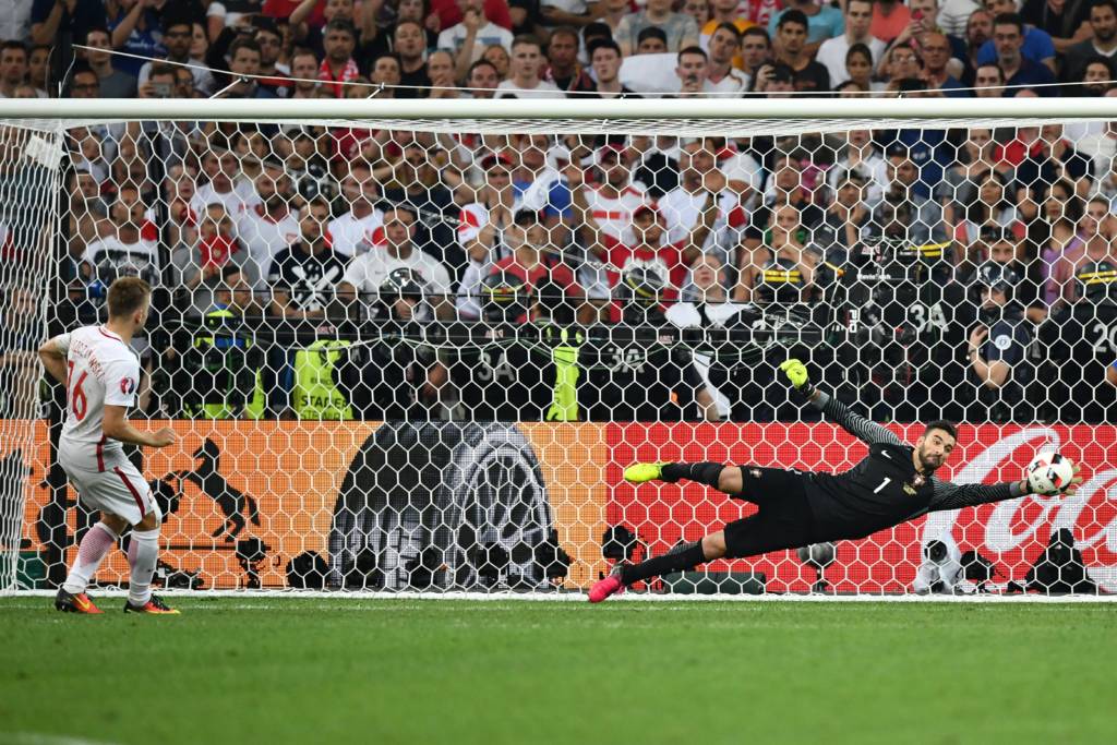 Rui Patrício defendeu a cobrança de Kuba (Foto: BERTRAND LANGLOIS/AFP)