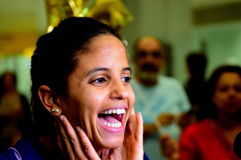 A nadadora Etiene Medeiros durante desembarque da seleção  brasileira de natação,no aeroporto Cumbica,em Guarulhos ,SP 13/08/2015 Foto:Sergio Barzaghi/Gazeta Press