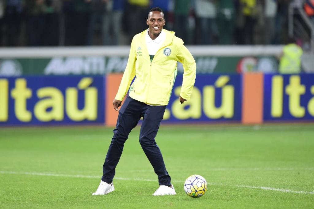 Zagueiro Yerry Mina entrou em campo durante o intervalo (Foto: Fernando Dantas/Gazeta Press)