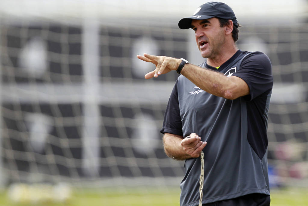 O técnico Ricardo Gomes busca mais opções para compor o ataque do Botafogo (Foto: Vitor Silva/SSPress/Botafogo)