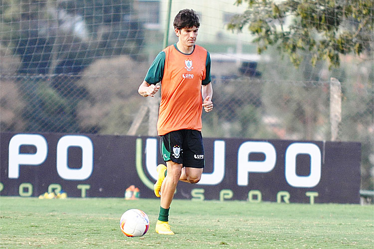 Foto: Zagueiro Alison, lesionado, desfalca a defesa americana contra o Furacão (Carlos Cruz/AFC)