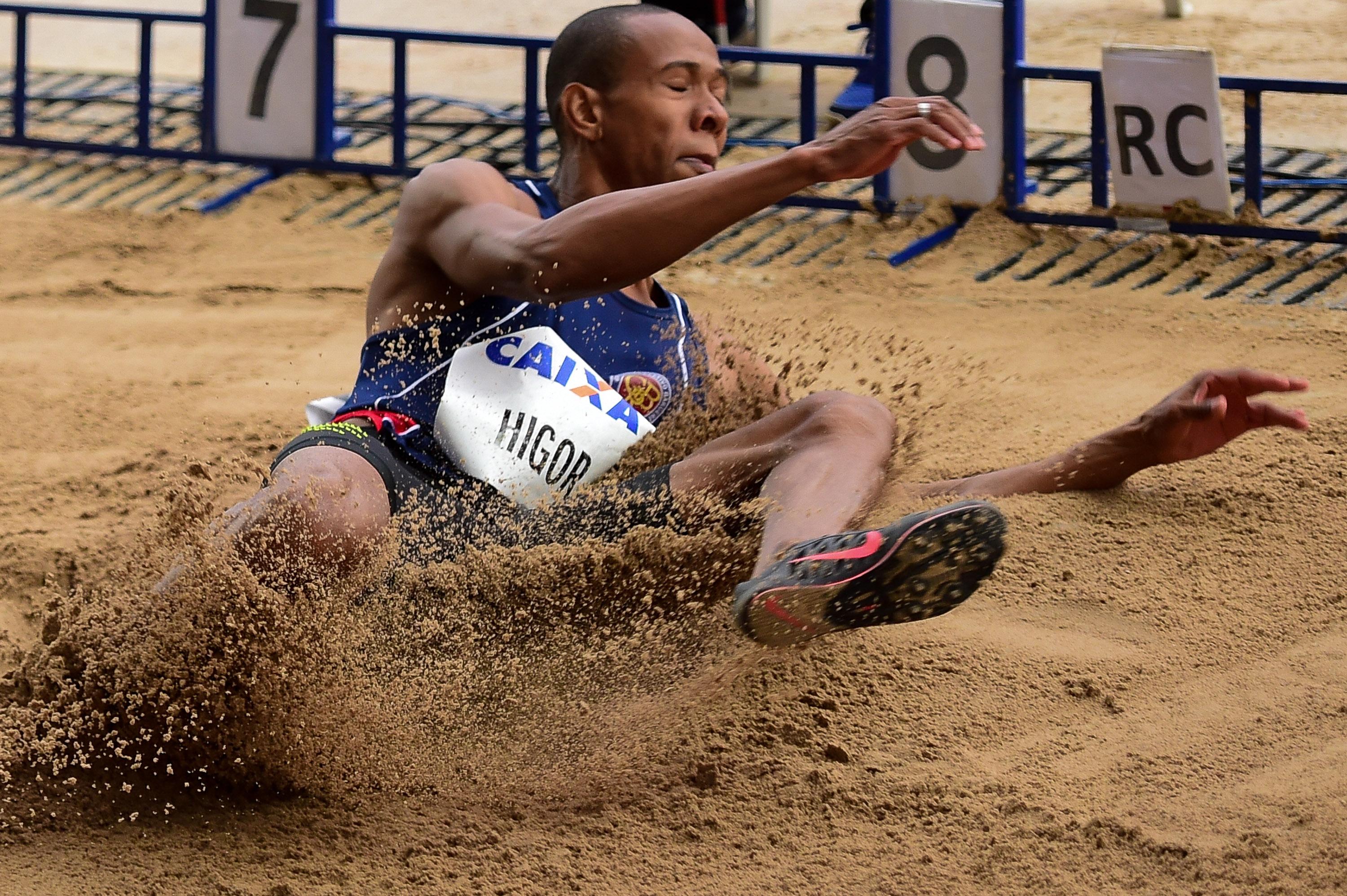 Higor Alves saltou 8,19m e se garantiu nos Jogos do Rio de Janeiro (Foto: Djalma Vassão/Gazeta Press)