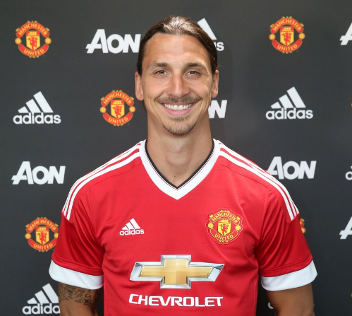 Ibrahimovic assinou contrato e foi apresentado oficialmente no Manchester United (Foto: Divulgação)