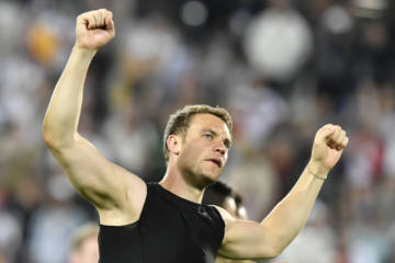 Neuer analisou condições emocionantes das penalidades contra a Itália (Foto: AFP/GEORGES GOBET)