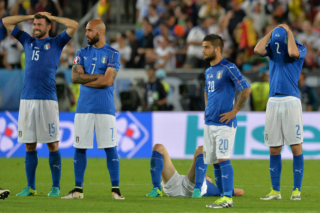From left: Italy's defender Andrea Barzagli, Italy's forward Simone Zaza, Italy's forward Lorenzo Insigne, Italy's defender Mattia De Sciglio react after loosing to Germany in the penalty shoot-out in the Euro 2016 quarter-final football match between Germany and Italy at the Matmut Atlantique stadium in Bordeaux on July 2, 2016.  / AFP PHOTO / NICOLAS TUCAT