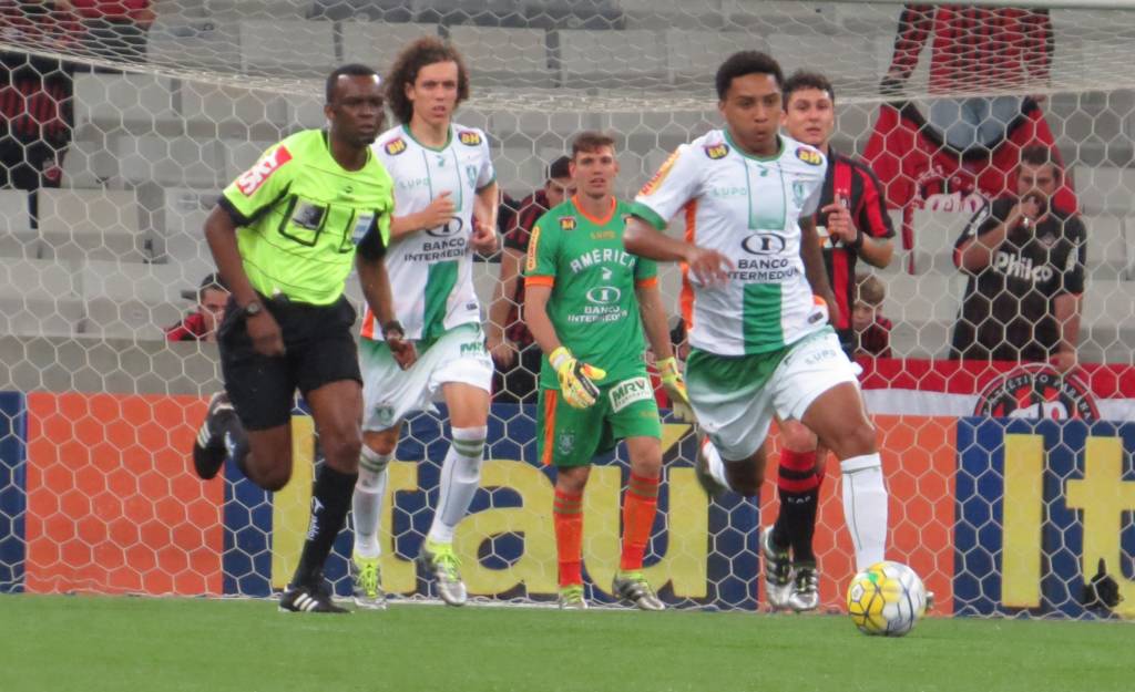 América-MG soube conter as investidas do Furacão, mas não o suficiente para evitar a derrota (Carlos Cruz/AFC)