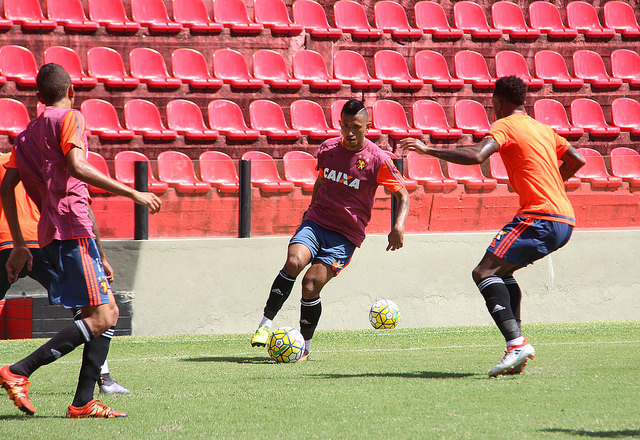 Atacante ex-São Paulo sai jogando contra o Palmeiras (Foto: Williams Aguair/ SCR)