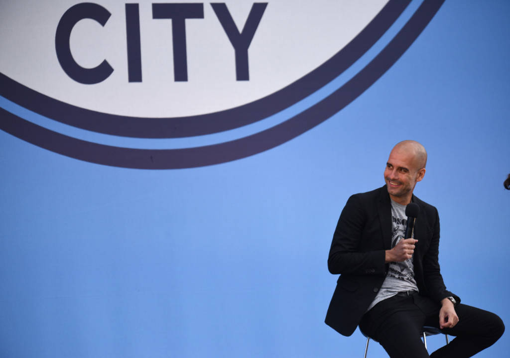Guardiola assinou um contrato de três anos com o Manchester City (Foto: Oli Scarff/AFP)