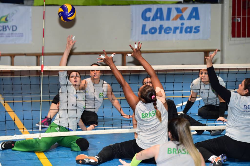 As jogadoras da Seleção Brasileira Feminina de vôlei sentado, durante treino no Colégio da Polícia Militar, em Guarulhos  (SP). A equipe brasileira se prepara para as Paraolimpíadas do Rio de Janeiro 2016. (Foto: Djalma Vassão/Gazeta Press)