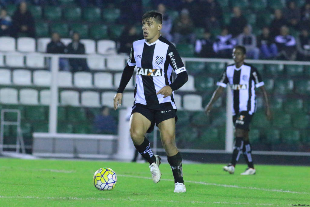 Ayrton lamentou dificuldade da equipe para fazer o gol da vitória (Foto: Luiz Henrique/Figueirense)