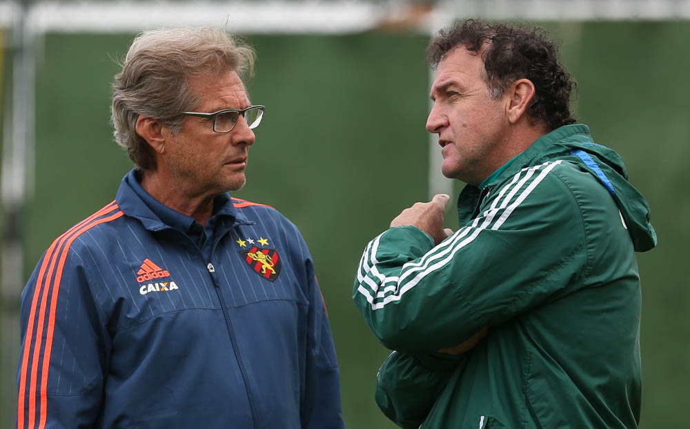 SÃO PAULO, SP - 22.06.2016: TREINO DO PALMEIRAS - O técnico Cuca, da SE Palmeiras, conversa com o técnico Oswaldo de Oliveira (E), do Sport, durante treinamento, na Academia de Futebol, no bairro da Barra Funda. O time pernabucano treinou no CT palmeirense. (Foto: Cesar Greco / Fotoarena)