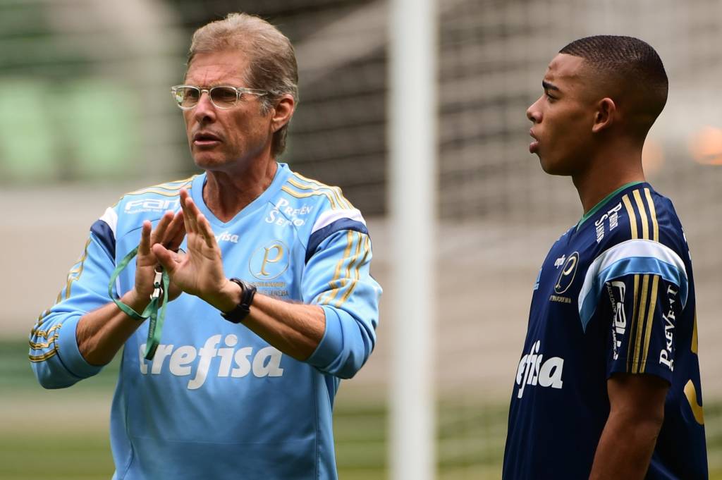 Oswaldo de Oliveira, técnico do Palmeiras, e o jogador Gabriel Jesus durante treino no Allianz Parque, na Zona Oeste da capital paulista.