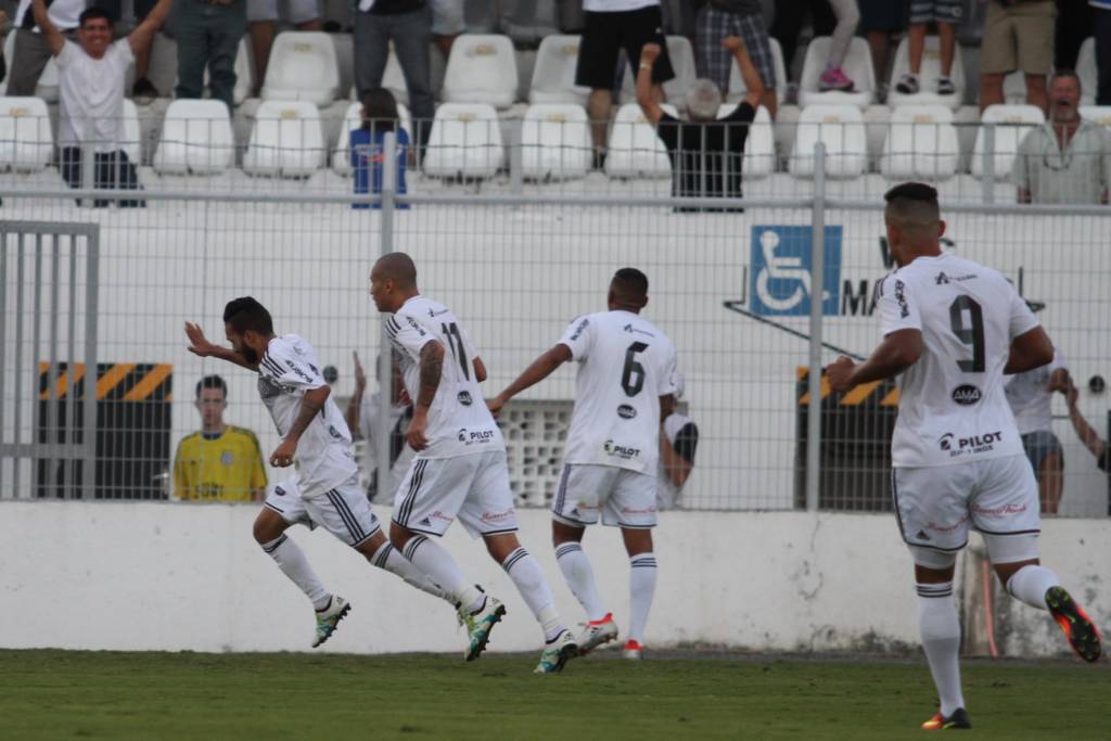 Clayson (E), jogador da Ponte Preta, comemora seu gol durante partida contra o São Paulo FC, válida pela décima terceira rodada do Campeonato Brasileiro 2016.