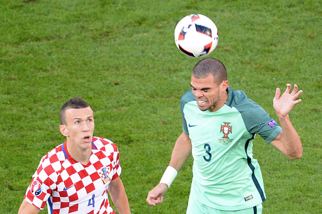 Após vice em 2004, Portugal conta com Pepe para se sagrar campeão europeu (Foto: FRANCOIS LO PREST/AFP)I