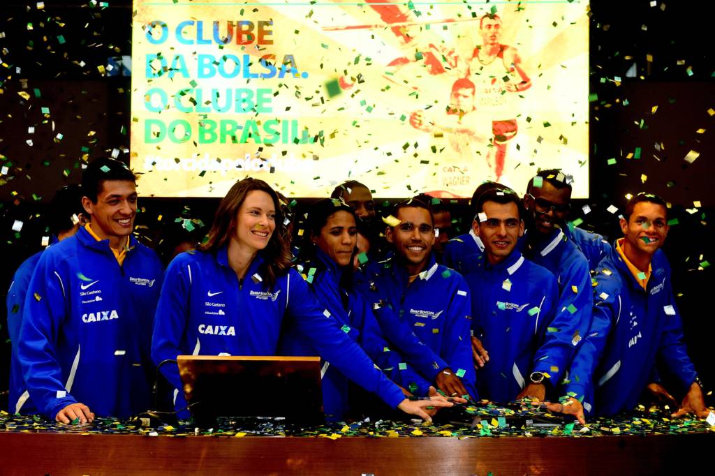 Fabiana Murer abriu o pregão da Bovespa ao lado de companheiros de clube após recorde sul-americano (Foto: Sergio Barzaghi/Gazeta Press)