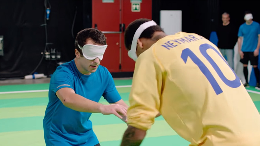 Neymar aceita desafio e joga futebol para cegos - Vídeos - Gazeta ...