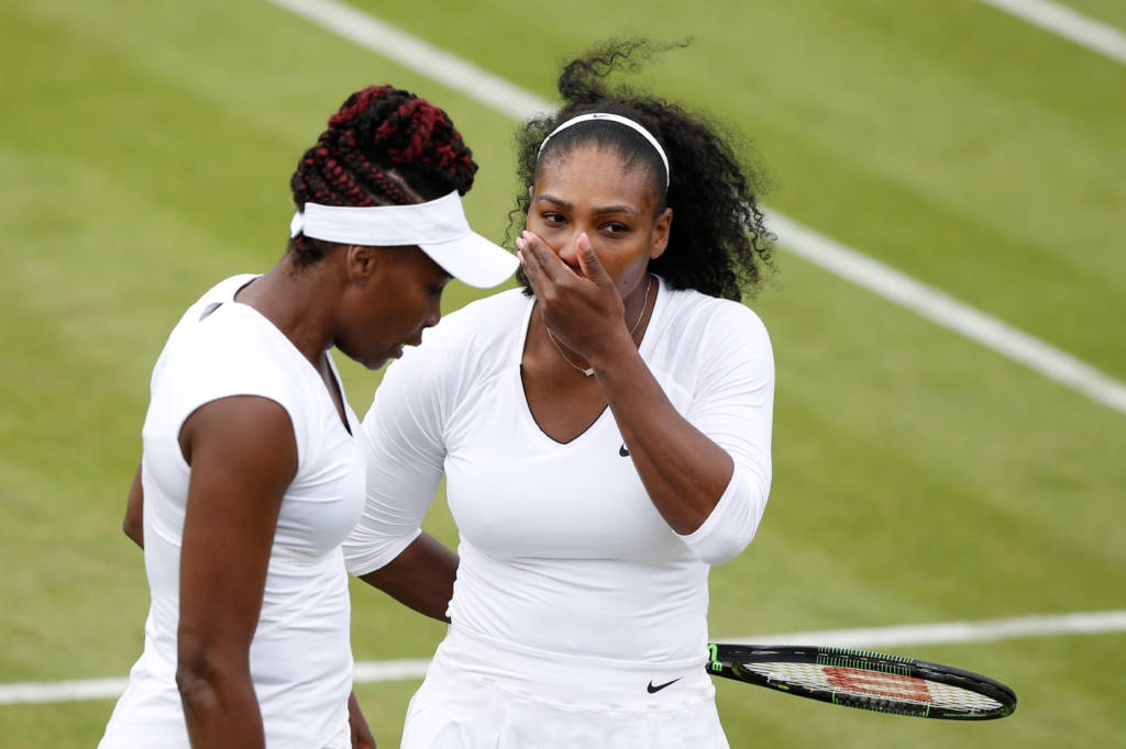 Nas duplas, Serena e Venus conquistaram cinco vezes o título de Wimbledon (Foto: Adrian Dennis/AFP)