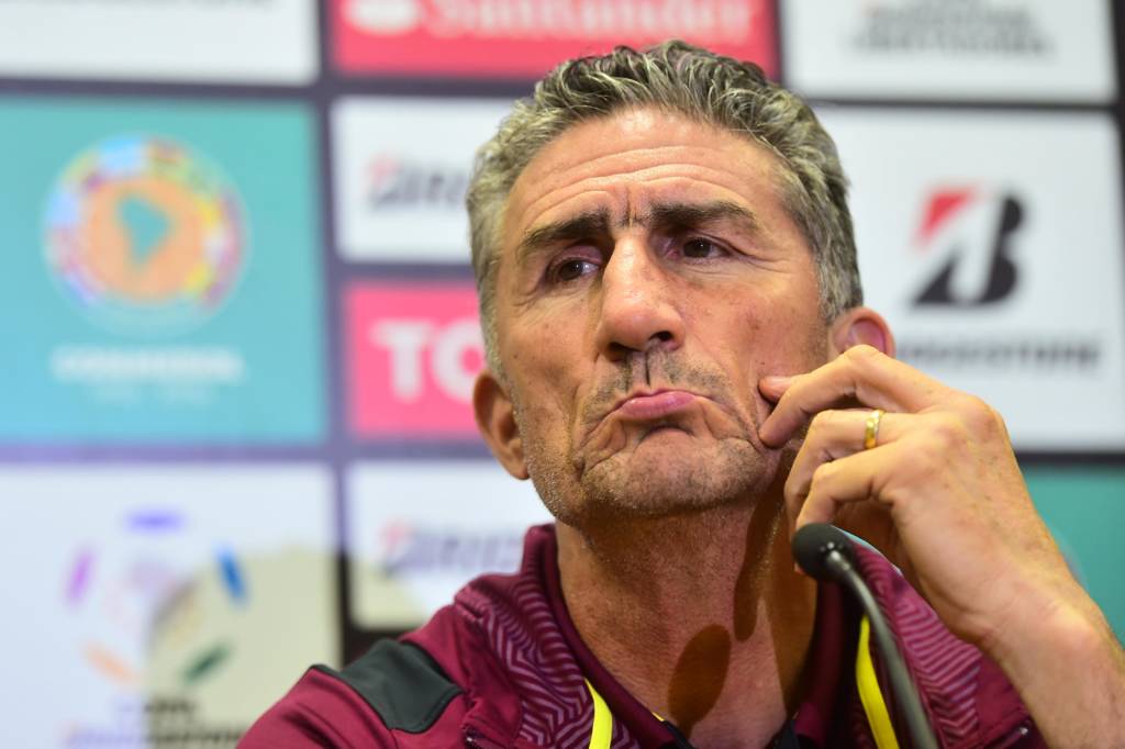 O técnico Edgardo Bauza está preocupado com a arbitragem desta quarta-feira (Foto: Sergio Barzaghi/Gazeta Press)