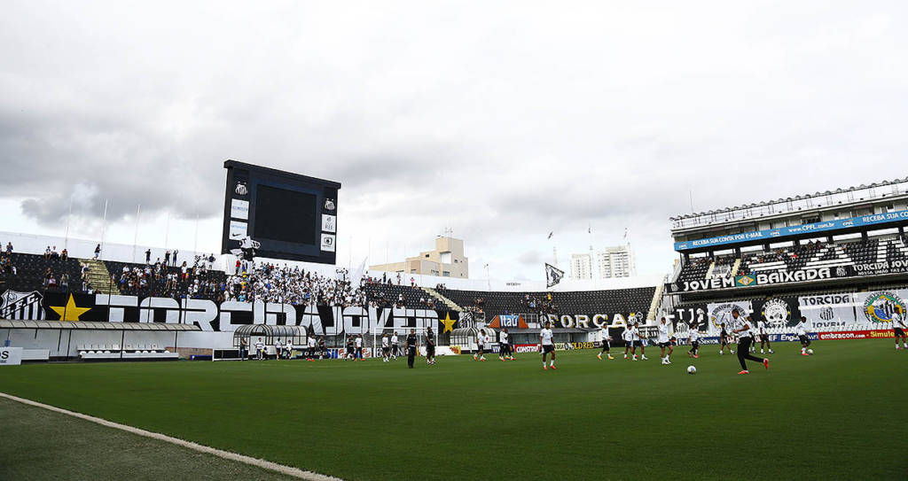 As arquibancadas atrás dos gols na Vila seriam demolidas e refeitas (Foto: Ricardo Saibun/SFC)