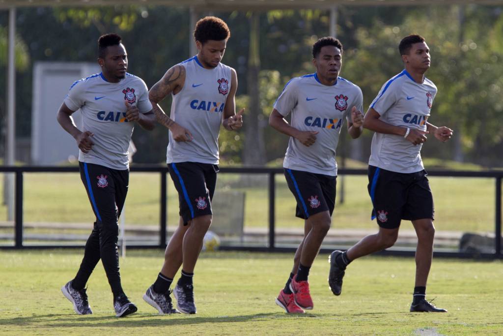 Quarteto faz trabalho de transição entre departamento médico e físico (Foto: Daniel Augusto Jr. / Ag. Corinthians)