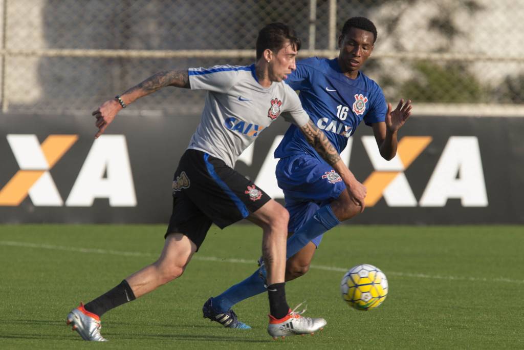 Rildo sobrou na disputa contra os garotos na tarde desta terça-feira (Foto: Daniel Augusto Jr. / Ag. Corinthians)