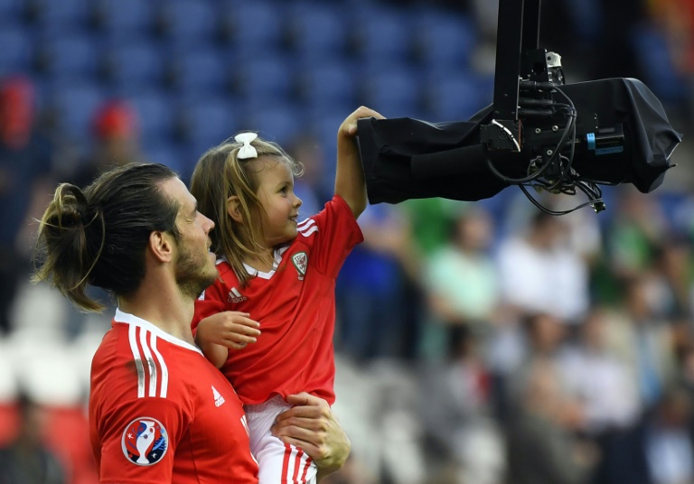 Gareth Bale e sua filha, Alba, comemoram a vitória contra a Bélgica (Foto: Damien Meyer/AFP)