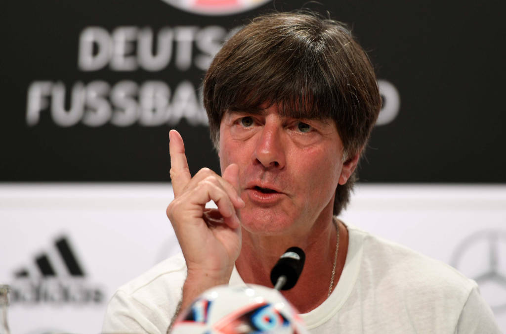 Löw quer o time atento diante dos anfitriões (Foto: Patrik Stollarz/AFP) 