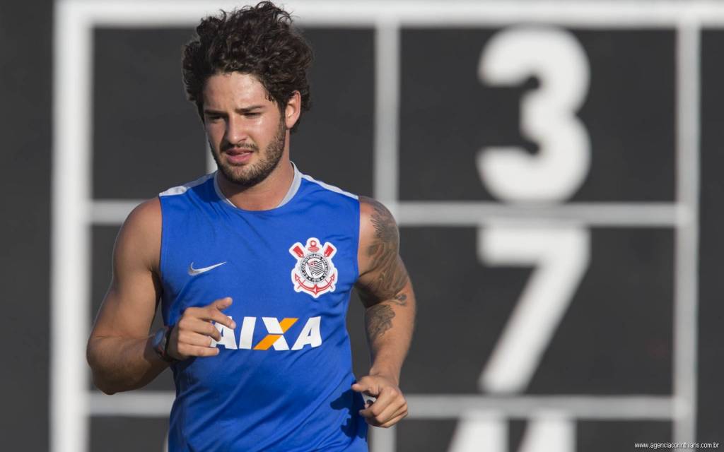 Empresário de Pato estaria na Itália para negociar transferência do atacante (Foto: Daniel Augusto Jr. / Ag. Corinthians)