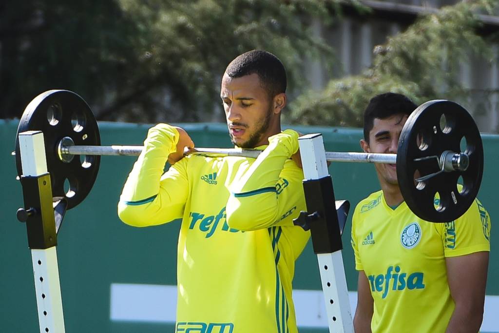 Titular da zaga palmeirense, Vitor Hugo puxou ferro nesta manhã na Academia de Futebol (Foto: Djalma Vassão/Gazeta Press)