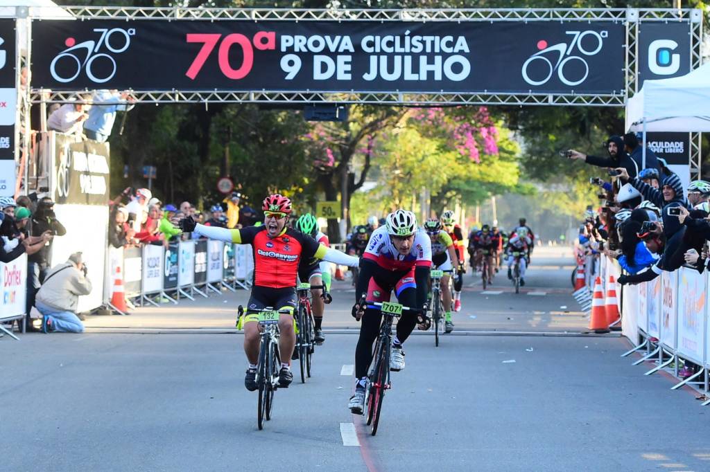 Ciclistas da categoria Aspirantes/Amadores durante a 70ª Prova Ciclística Internacional 9 de Julho 2016, disputada pelas ruas da Zona Sul de São Paulo.