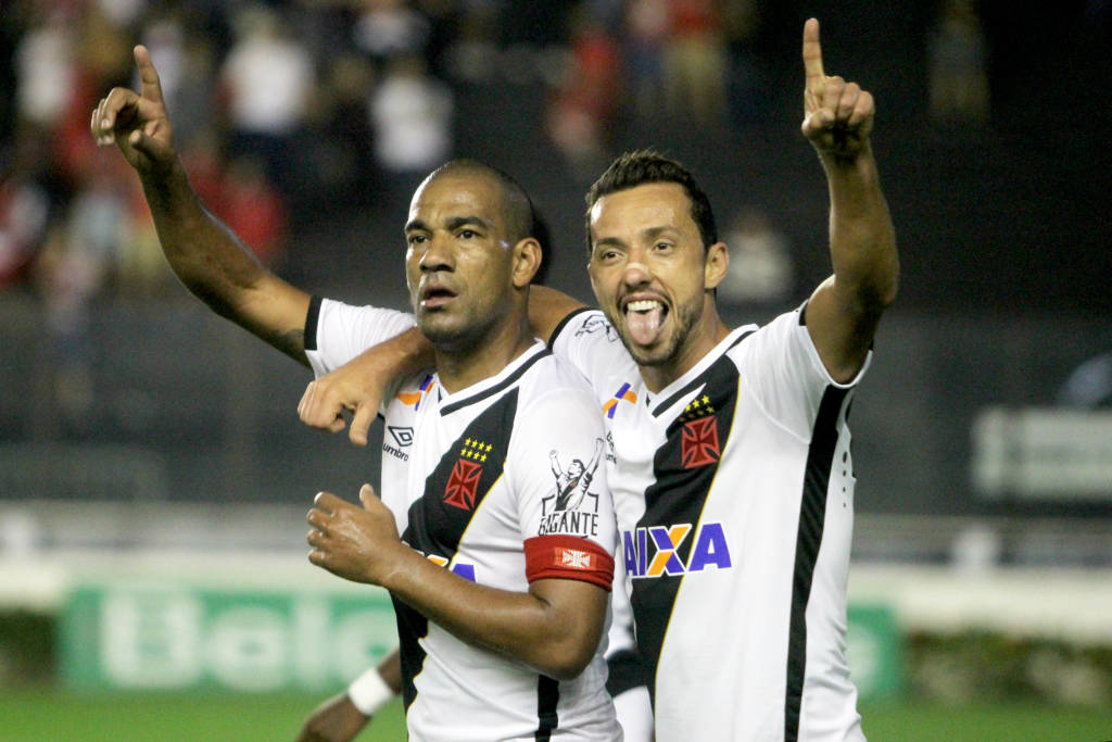 Nenê (dir) e Rodrigo (esq) comemoram a vitória do Vasco (Foto: Paulo Fernandes/Vasco)