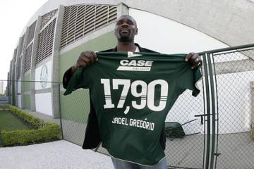 ESPORTES - TREINO DO PALMEIRAS - Jadel Gregório mostra camisa do palmeiras. - Academia de Futebol - SP - 13/09/2010 - Foto: Marcelo Ferrelli/Gazeta Press