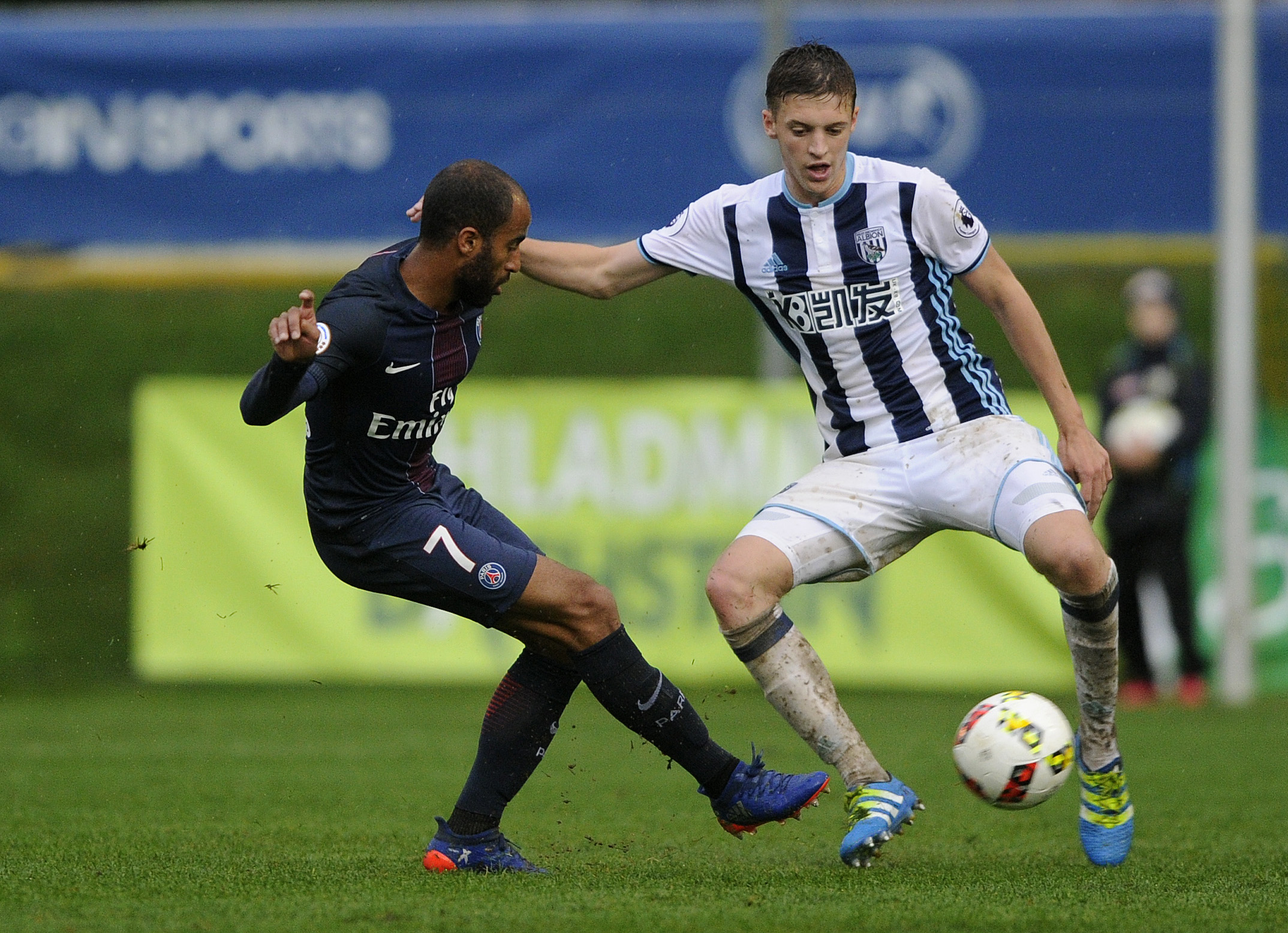 Meia ex-São Paulo dá a vitória aos franceses contra o West Brom (Foto: Samuel Kubani/ AFP) 