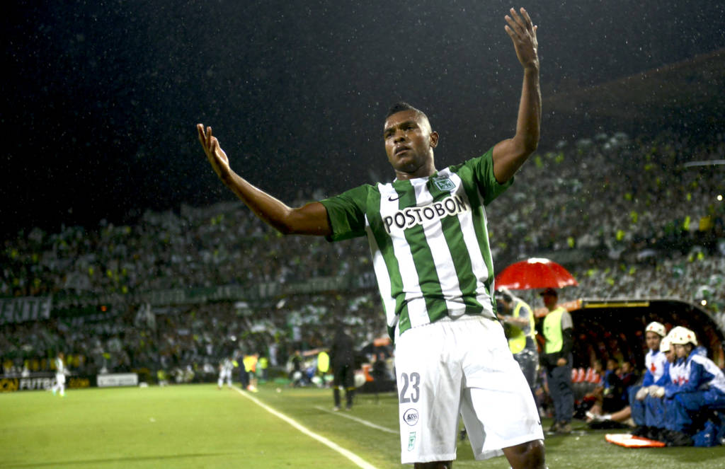 O atacante Miguel Borja fez os dois gols do Atlético Nacional nesta noite (Foto: Raul Arboleda/AFP)