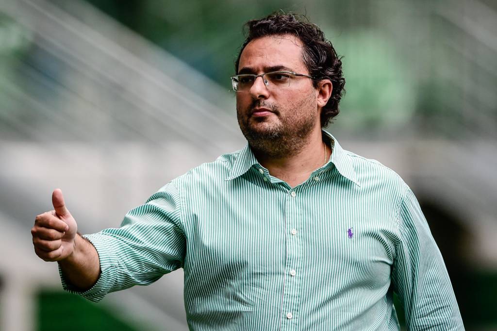 Alexandre Mattos, diretor de futebol do Palmeiras, acompanha o treino na Arena Allianz Parque, na Zona Oeste da capital paulista.