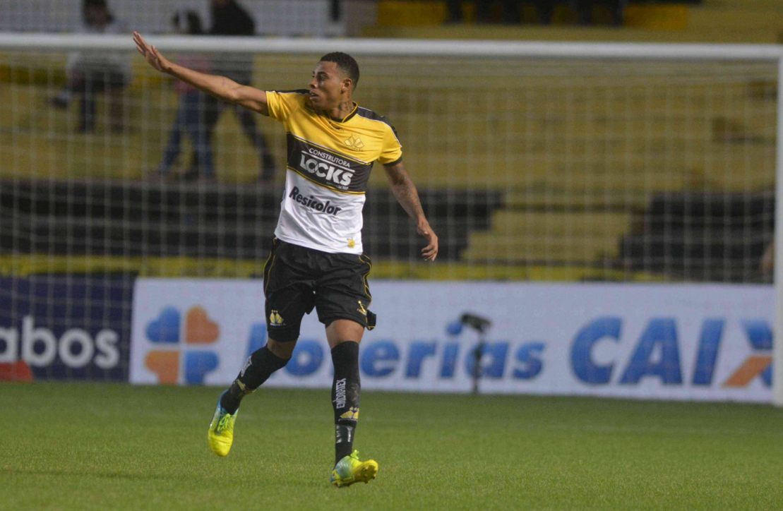 Gustavo é o vice-artilheiro da Série B, com nove gols (Foto: Caio Macedo/Divulgação)