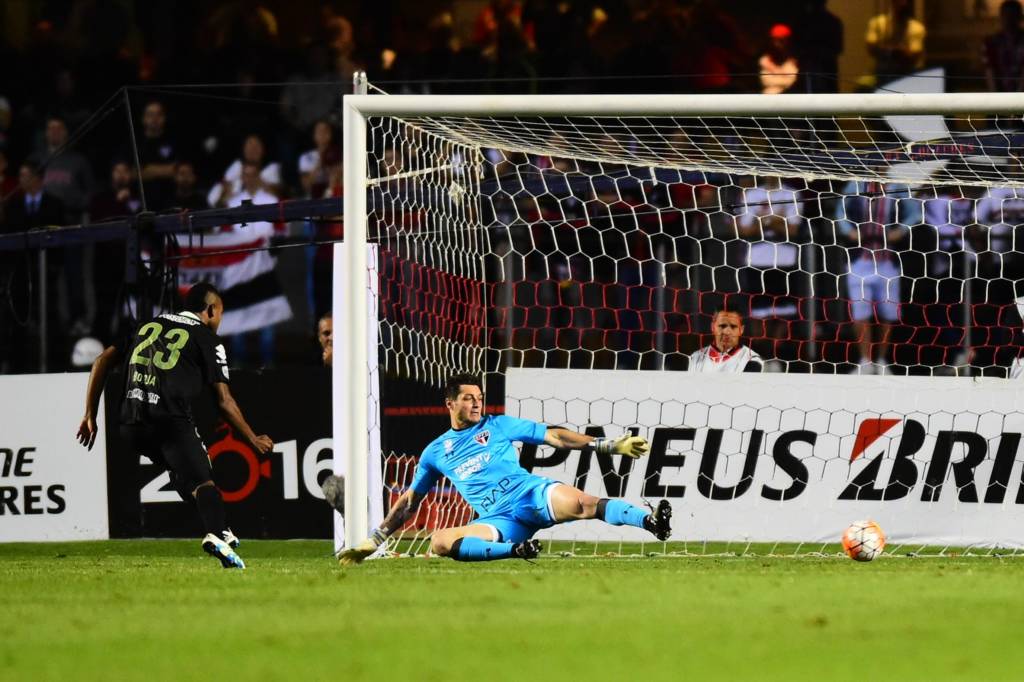Miguel Borja (23), jogador do Atlético Nacional, da Colômbia, marca seu gol durante a primeira partida contra o São Paulo FC, válida pela semifinal da Copa Libertadores da América 2016.