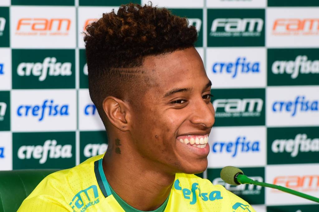 Tchê Tchê, jogador do Palmeiras, durante entrevista coletiva após o treino na Academia de Futebol (Barra Funda), na Zona Oeste da capital paulista.
