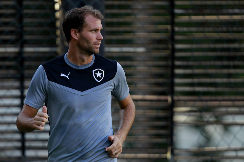 Recuperado de lesão no joelho, o zagueiro Joel Carli chamou a atenção pela atuação contra o Bragantino, nesta quarta-feira, pela Copa do Brasil (Foto: Vitor Silva/SSPress/Botafogo)