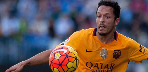 O lateral-esquerdo Adriano está muito próximo de assinar contrato com o Besiktas, da Turquia (Foto: Jorge Guerrero/AFP)