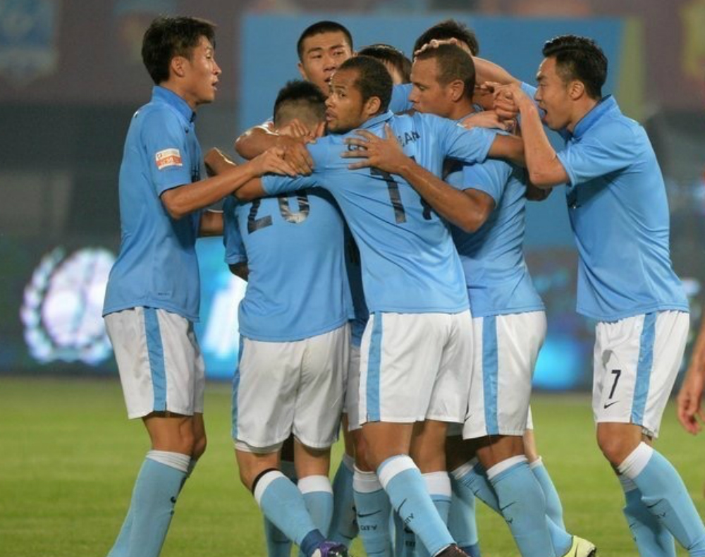 Com a camisa do Tianjin Quanjian, Luis Fabiano marcou 14 gols no total (Foto: Divulgação)
