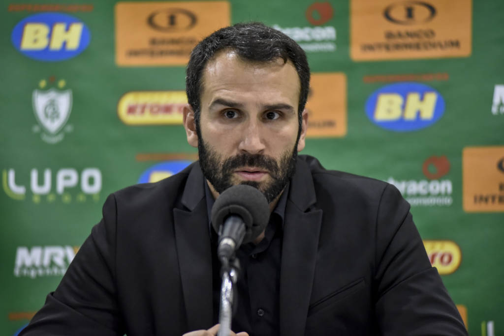 Técnico português comandou o América-MG em dez partidas e somou apenas duas vitórias (Mourão Panda/Gazeta Press)