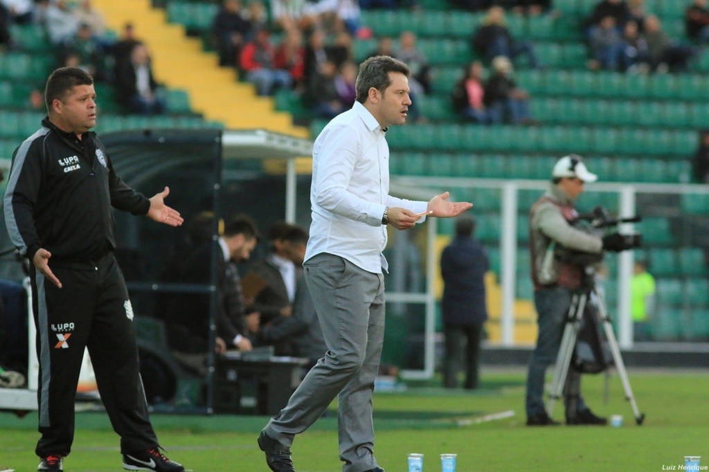 O técnico do Figueirense, Argel Fucks, se agitou muito durante a partida deste domingo (Foto: Luiz Henrique/Figueirense)