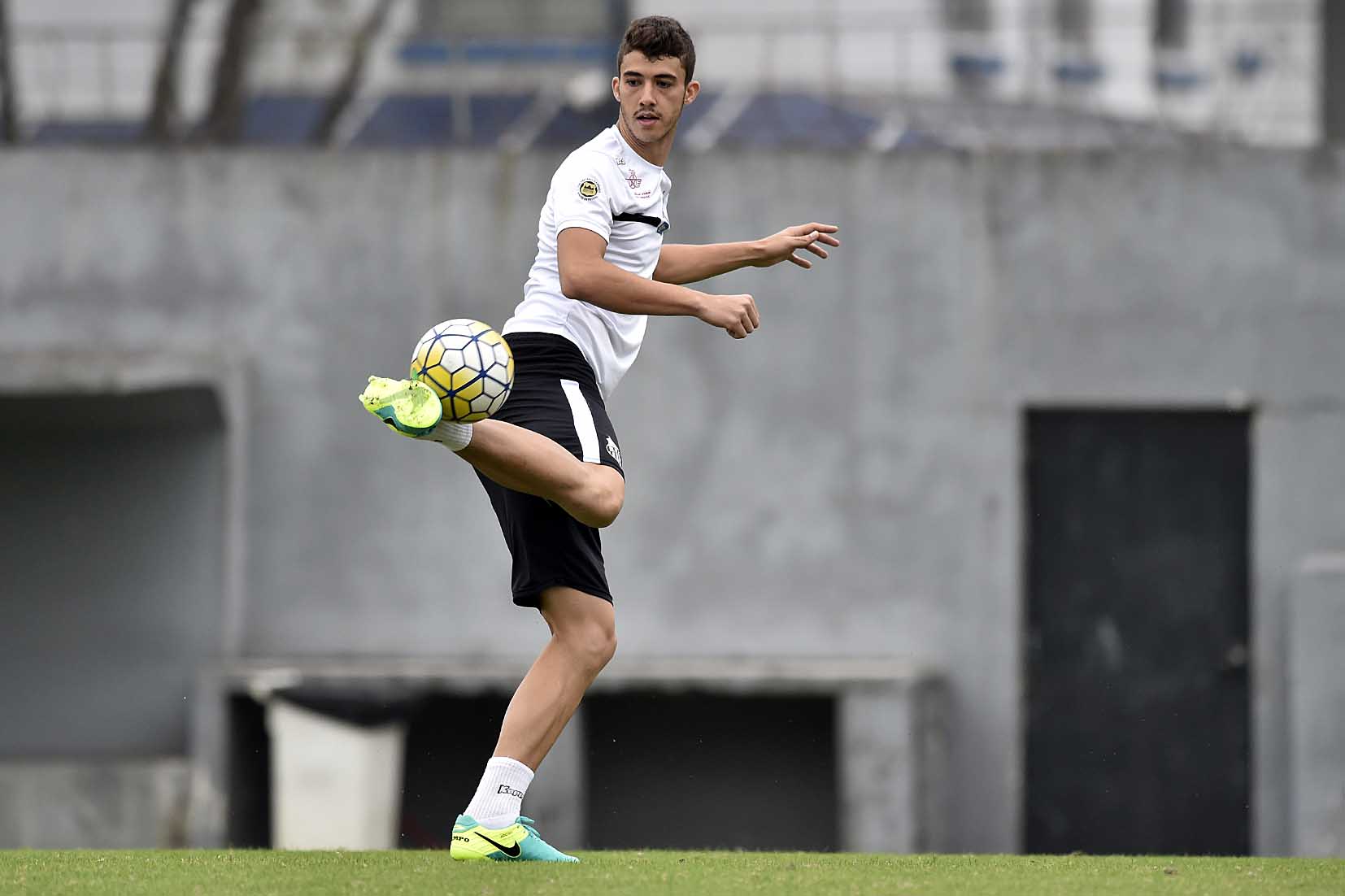 Zagueiro titular do Santos é um dos quatro suplentes convocados por Micale  (Foto: Ivan Storti/ SFC)